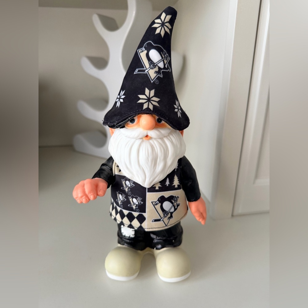 FOREVER COLLECTIBLES Pittsburgh Penguins NHL Team Sweater Gnome Plastic Figurine